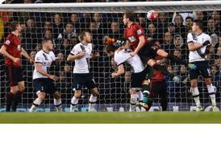 Bek West Bromwich Albion, Craig Dawson (3 dari kanan), mencetak gol bagi timnya saat melawan Tottenham Hotspur pada lanjutan Premier League di White Hart Lane, London, Senin (25/4/2016).