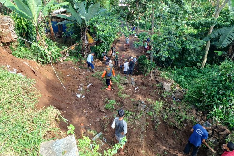 Petugas BPBD Bandung Barat dibantu relawqn dan warga setempat tengah mengevakuasi material longsor yang menutup jalan di Desa Cikalong, Kecamatan Cikalingwetan, Kabupaten Bamdung Barat (KBB), Jawa Barat, Selasa (4/10/2022).