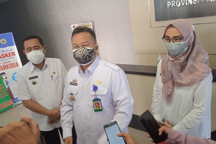 Direktur RSAM Lukman Pura (tengah) saat memberikan klarifikasi atas kasus dugaan pemukulan terhadap penjual air panas, Nenek Lasmi.