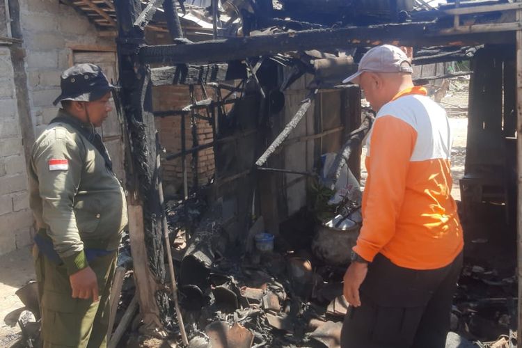 Rumah Napyo hangus terbakar yang berlokasi di Dusun Sodung, Desa Sumberejo, Kecamatan Banyuputih, Kabupaten Situbondo, Provinsi Jawa Timur pada Selasa (22/8/2023).