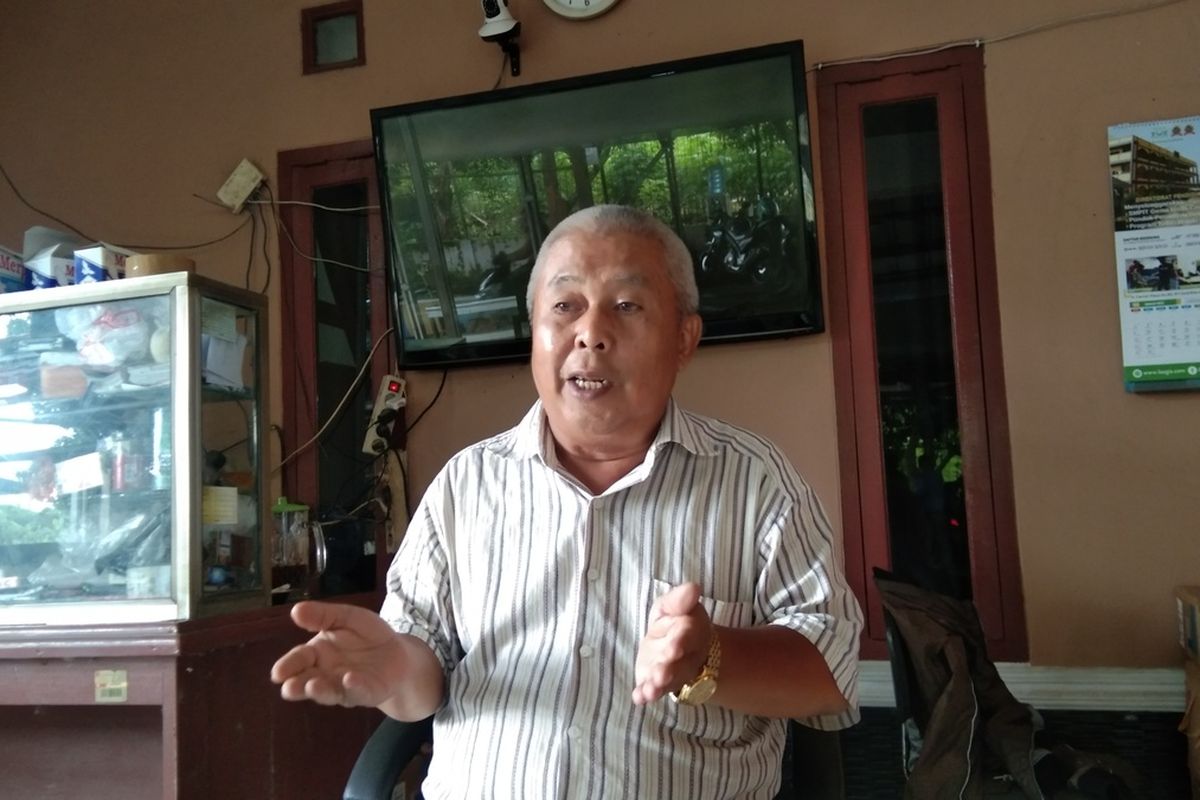 Muhammad Endang Junaedi, pemilik jembatan penyeberangan perahu di Desa Anggadita, Kecamatan Klari, Kabupaten Karawang.