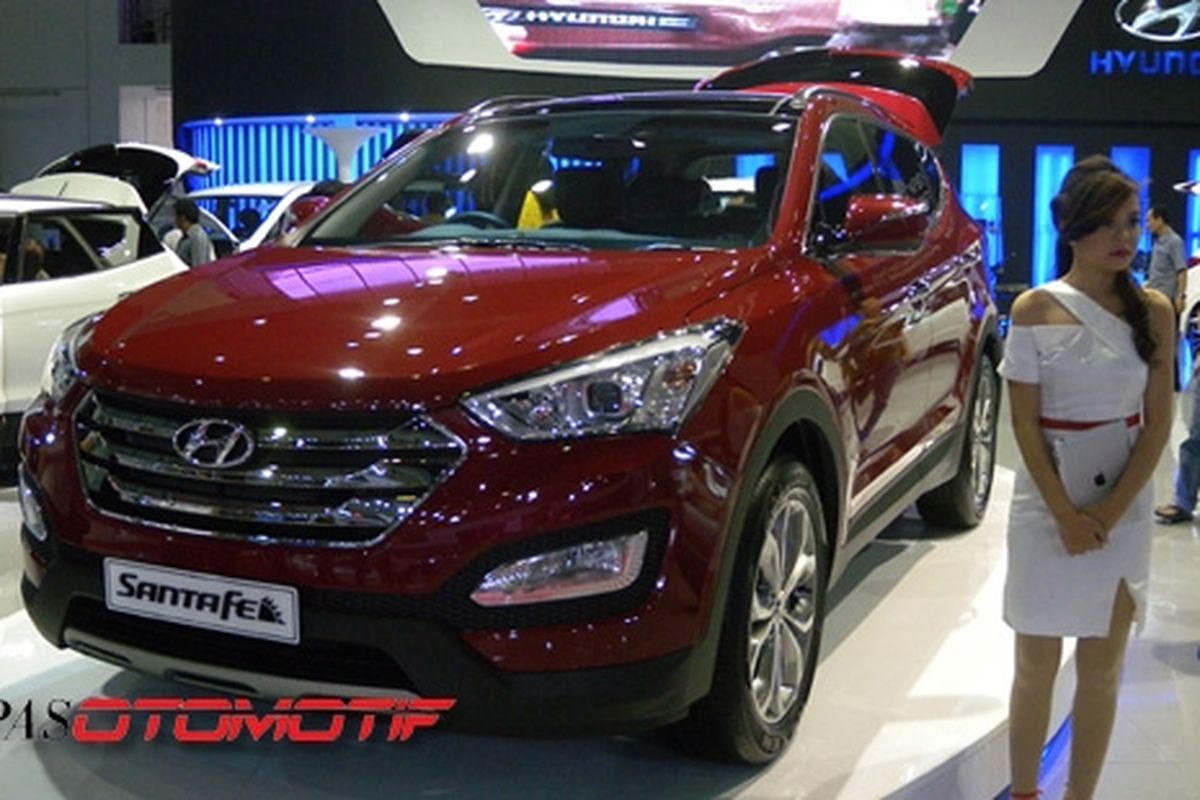 Baru muncul, All-New Hyundai Santa Fe sudah jadi primadona di booth Hyundai IIMS 2012.