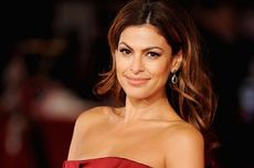 Eva Mendes Jalani Dermaplaning untuk Hilangkan Bulu di Wajah, Apa Itu?