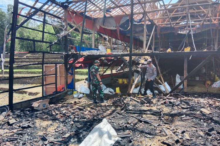 TERBAKAR—Kandang ayam milik Reso Wiyono, peternak asal Desa Slogohimo, Kecamatan Slogohimo, Kabupaten Wonogiri, Jawa Tengah terbakar, Selasa (8/11/2022). Akibat kebakaran itu, sekitar 6.000 ayam potong milik korban mati terpanggang api.