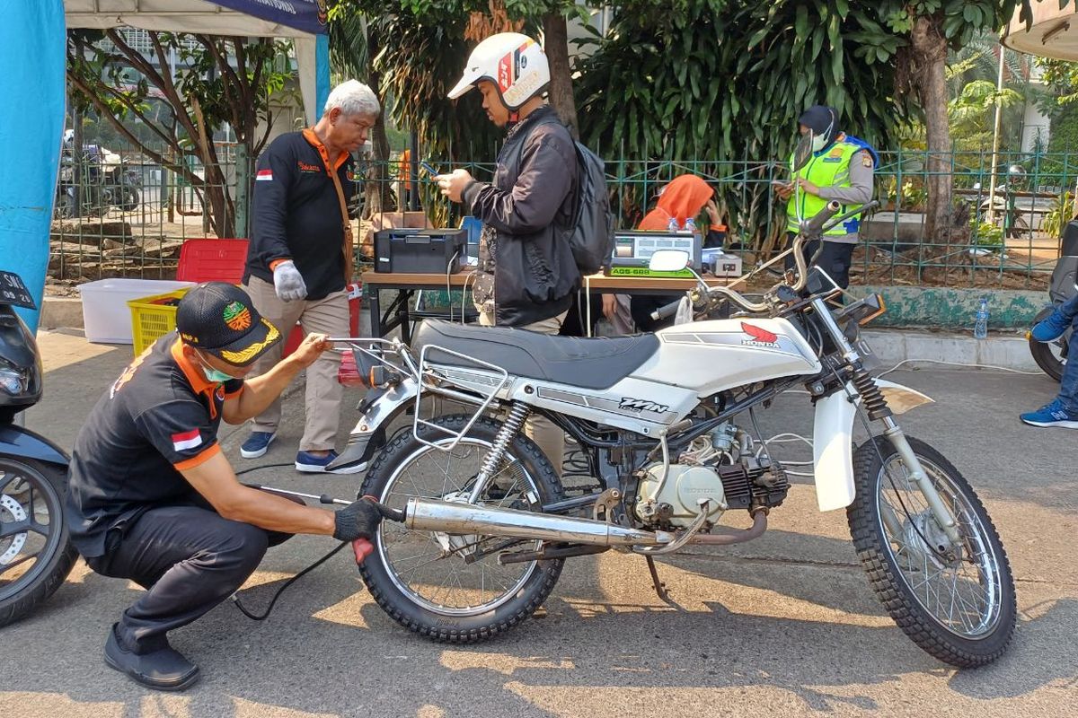 Salah satu kendaraan yang diminta pihak kepolisian untuk dilakukan uji emisi di kawasan Terminal Blok M, Kebayoran Baru, Jakarta Selatan, Jumat (25/8/2023).