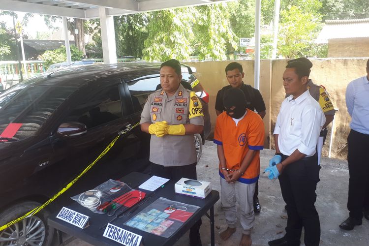 Rusli ditunjukkan ke media beserta barang bukti uang, obeng dan mobil dalam aksinya membobol ATM.