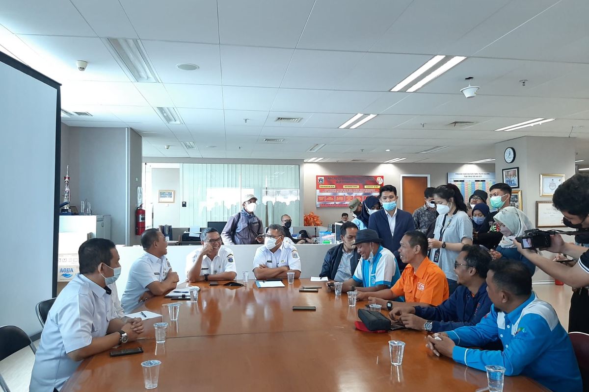 Para buruh sedang audiensi dengan perwakilan Pemprov DKI Jakarta terkait tuntutan banding atas putusan PTUN Jakarta soal UMP tahun 2022, di Balai Kota DKI Jakarta, Rabu (20/7/2022).