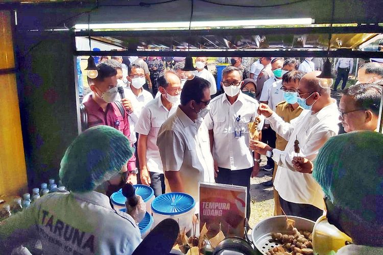 Menteri Kelautan dan Perikanan Sakti Wahyu Trenggono ikut mencicipi makanan hasil produksi anak didik Politeknik Kelautan Perikanan Bitung, Selasa (5/10/2021).