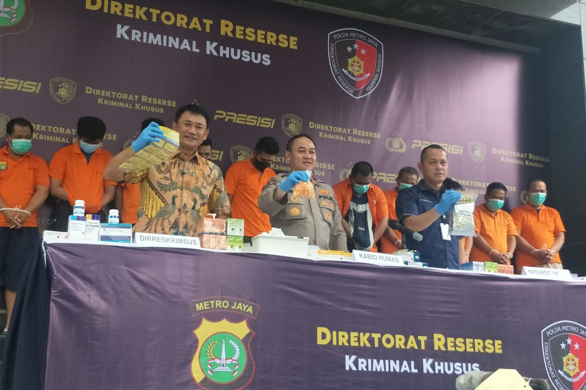 Direktur Reserse Kriminal Khusus Polda Metro Jaya Kombes Auliansyah Lubis bersama Kabid Humas Polda Metro Jaya Kombes Trunoyudo saat konferensi pers kasus peredaran obat-obatan palsu, Jumat (27/1/2023) di Mapolda Metro Jaya