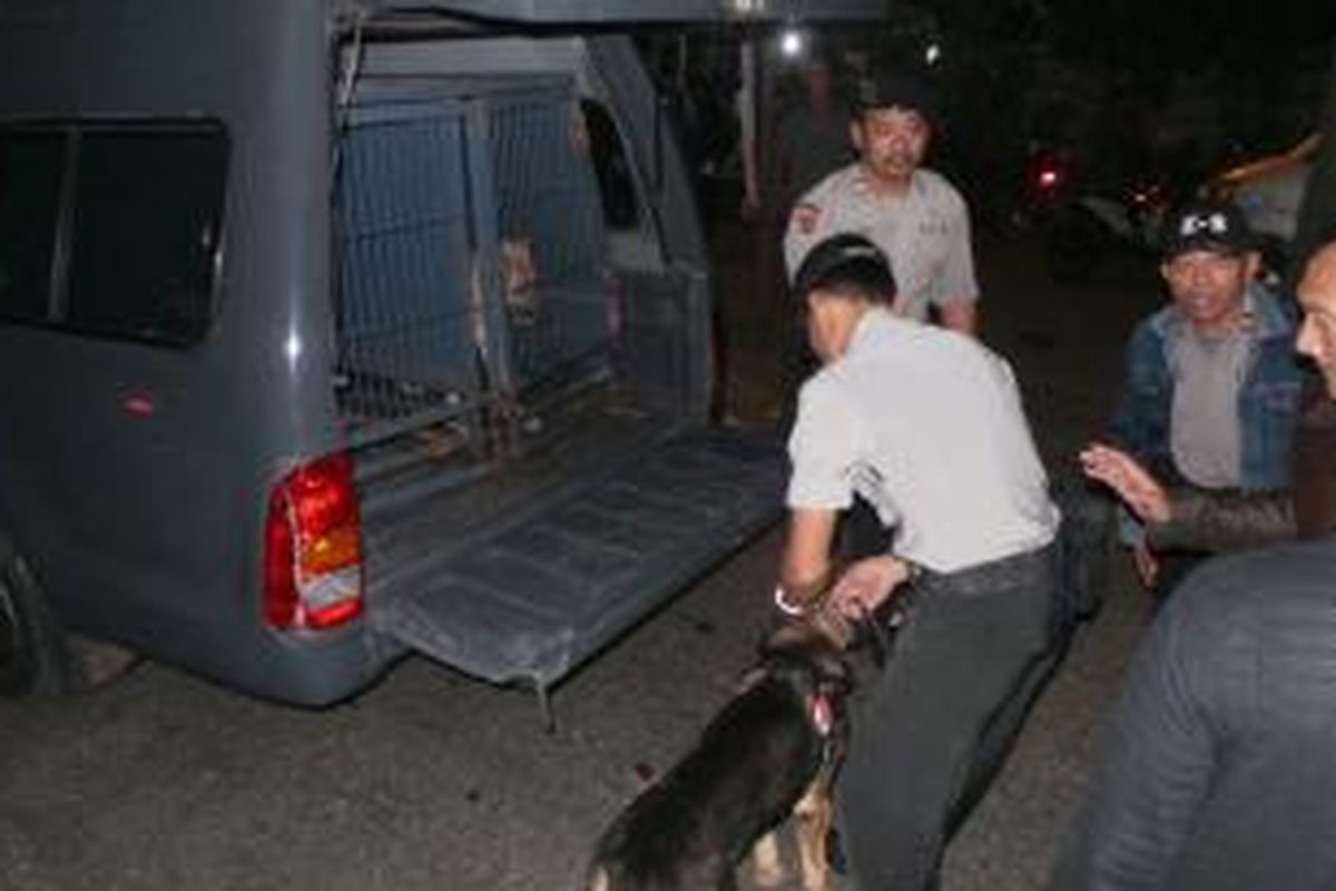 Anjing pelacak dilibatkan untuk mengendus jejak pelaku penembakan dua polisi di Pondok Aren, Tangerang Selatan, Jumat (16/8/2013) malam.