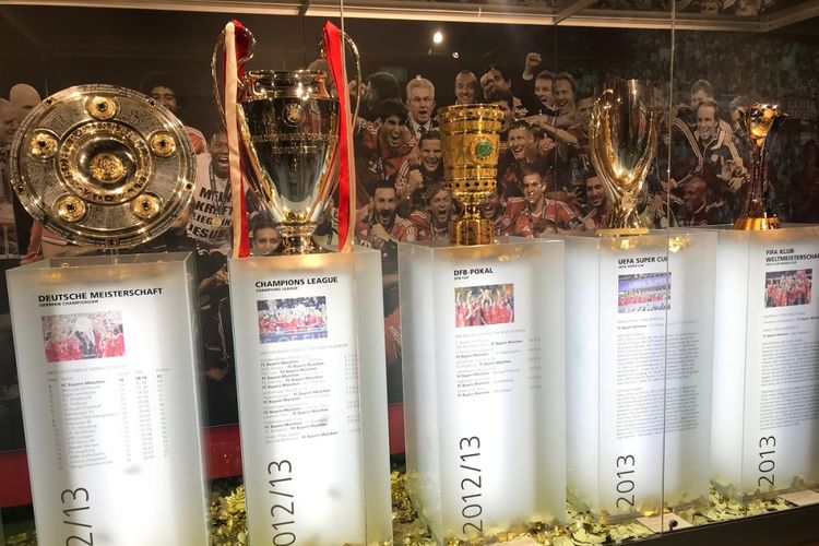 Gelar yang diraih Bayern Muenchen pada 2012-2013. Foto diambil saat Bundesliga Media Visit di Allianz Arena, 23 Februari 2019. 