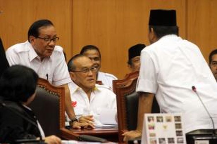 Calon presiden Prabowo Subianto berbincang dengan tim suksesnya, Akbar Tandjung (kiri) dan Aburizal Bakrie (tengah) dalam sidang perdana perselisihan hasil pemilhan umum (PHPU) di Mahkamah Konstitusi (MK), Jakarta, Rabu (6/8/2014). Prabowo-Hatta menuntut agar MK membatalkan SK KPU yang menetapkan pasangan nomor urut 2 Joko Widodo-Jusuf Kalla sebagai pemenang Pilpres 2014.