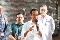 Presiden Jokowi Cek Stok Beras di Gudang Bulog Cibitung dan Serahkan Bantuan Pangan