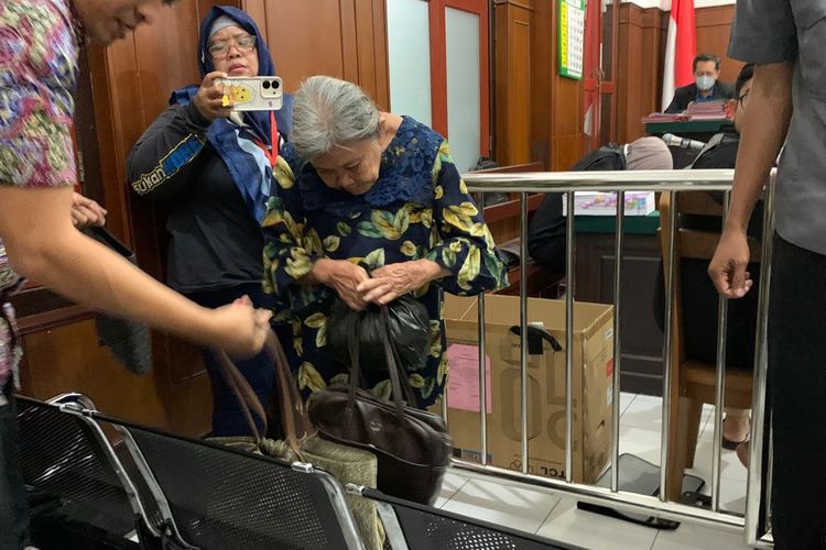 5 Pernyataan Pilu Nenek Elina di Persidangan Kasus Dugaan Perusakan Rumah di Surabaya