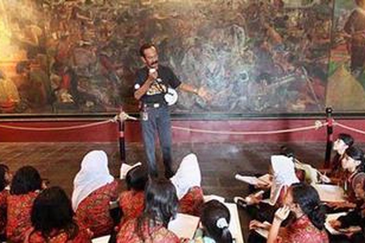 Akum, pemandu museum, menjelaskan bagian-bagian gedung kepada siswa SMPN 1 Parung Panjang yang berkunjung ke Museum Sejarah Jakarta, Jakarta Barat, Rabu (18/5/2011).