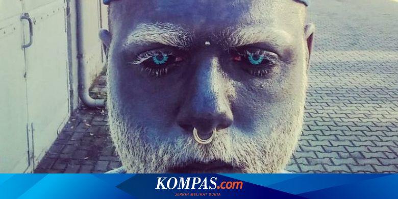 Pria Ini Tato  Tubuhnya dengan Warna  Abu abu