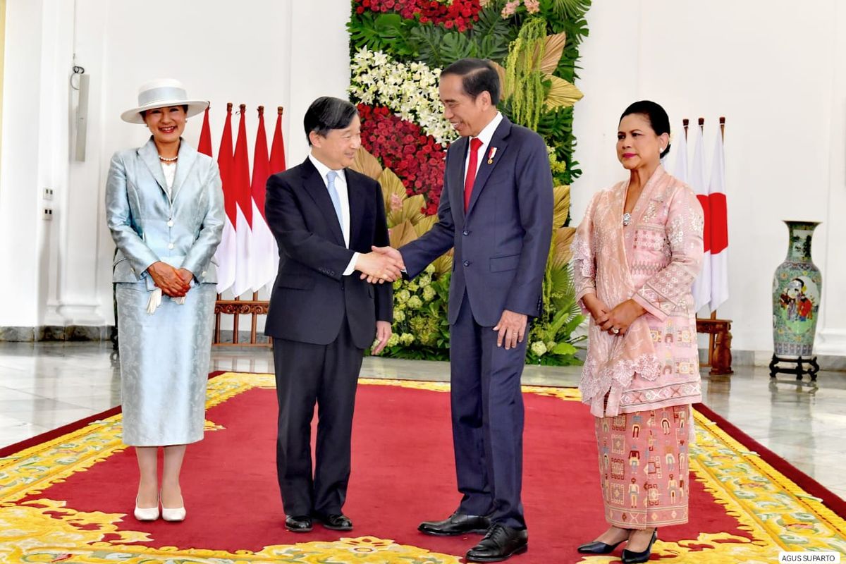 Presiden Joko Widodo didampingi Ibu Negara Iriana menyambut Kaisar Jepang Naruhito dan Permaisuri Owada Masako di Istana Bogor, Senin (19/6/2023).