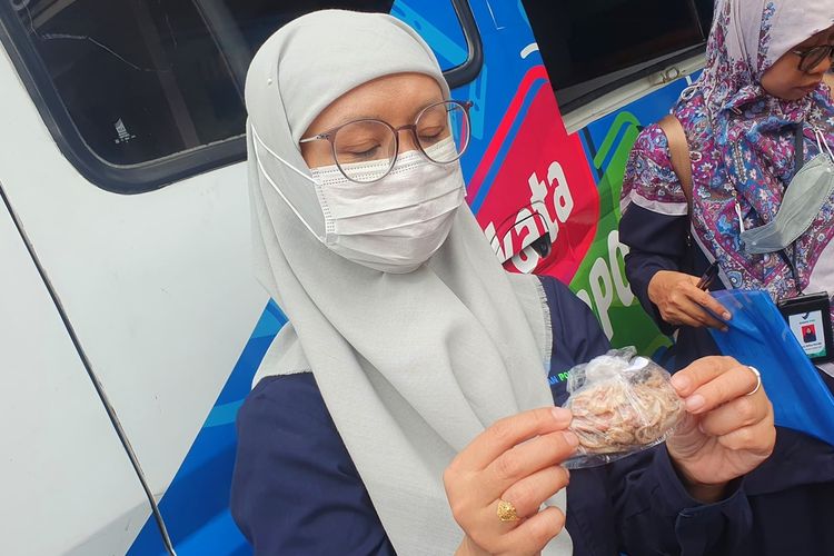 Petugas BPOM DIY saat menunjukan cumi asin yang dari hasil uji laboratorium mengandung formalin. Cumi tersebut dijual pedagang di Pasar Sleman.