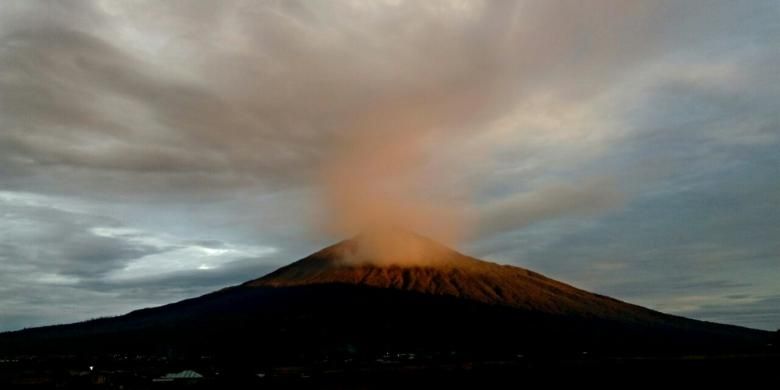 Gunung Kerinci  diambil dari Desa Kersik Tuo, Kecamatan Kayu Aro, Kabupaten Kerinci, Jambi, Senin (30/5/2016). 