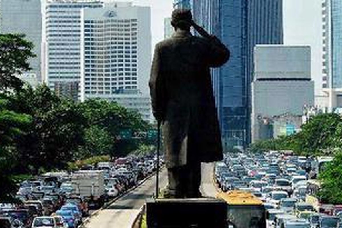 Ribuan kendaraan dari dua arah terjebak kemacetan di kawasan Jalan Sudirman, Jakarta, Kamis (21/4/2011). Kemacetan di Jakarta semakin parah jika menjelang libur panjang akhir pekan. 