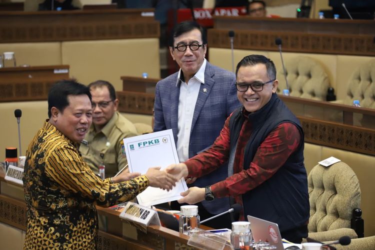 Menpan-RB Abdullah Azwar Anas saat Rapat Kerja Komisi II DPR dengan pemerintah dalam rangka Pengambilan Keputusan Tingkat I atas RUU ASN, Selasa (26/9/2023).