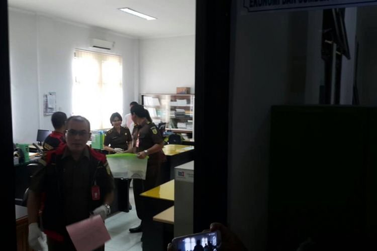 GELEDAH --Tim Kejari Mejayan menggeledah salah satu ruang Kantor Bappeda Kabupaten Madiun dalam kasus korupsi dana rutin anggaran tahun 2015, Rabu ( 21/6/2017). 