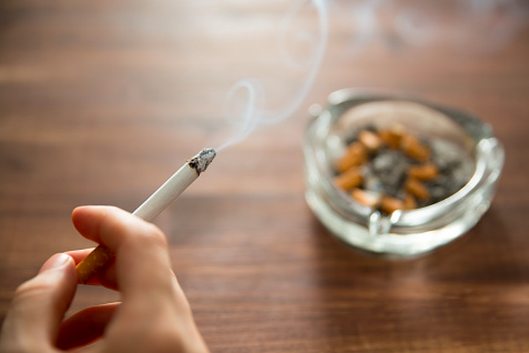 Kebiasaan merokok bisa menjadi faktor risiko penyebab gangguan punggung. 