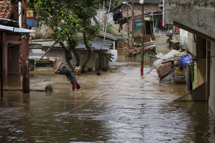 Banjir menggenangi kawasan Pejaten Timur, Jakarta Selatan, Kamis (20/2/2020). Hujan sejak pagi mengakibatkan banjir di 6 RT di Kelurahan Pejaten Timur.