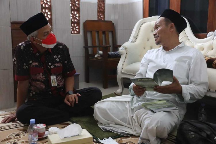 Gubernur Jawa Tengah, Ganjar Pranowo bertemu dengan Gus Baha di Rembang, Rabu (2/2/2022)