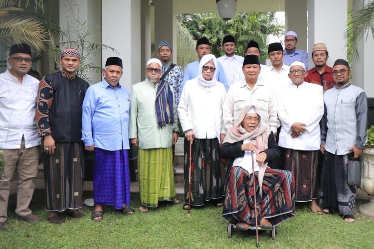 Prabowo bersilaturahmi dengan sejumlah pimpinan pondok pesantren di Surabaya, Senin (26/12/2022).
