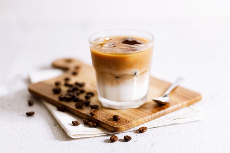 Ilustrasi apakah boleh minum kopi susu saat perut kosong?