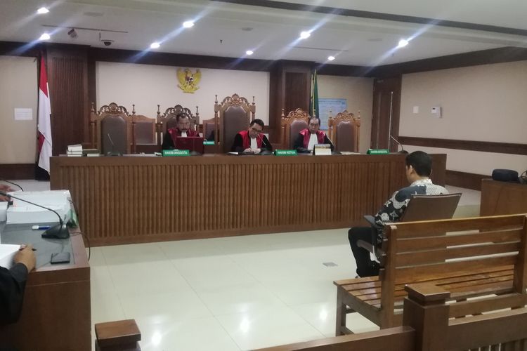 Mantan Direktur Utama PT Industri Telekomunikasi Indonesia (INTI) Darman Mappangara dituntut 3 tahun penjara dan denda Rp 200  juta subsider 5 bulan kurungan oleh jaksa Komisi Pemberantasan Korupsi (KPK), Senin (17/2/2020).