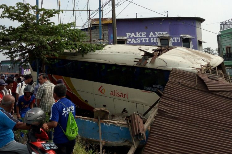 Bus Kalisari menabrak bengkel dan pengendara motor di Jalur Surabaya-Malang, tepatnya di Desa Sengonagung Kecamatan Purwosari Kab. Pasuruan yang mengakibatkan dua orang tewas dan 14 penumpamg bus luka-luka.