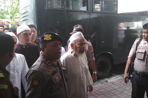 Eks Panglima Laskar Jihad Indonesia Didakwa Merusak Rumah Warga dengan Samurai