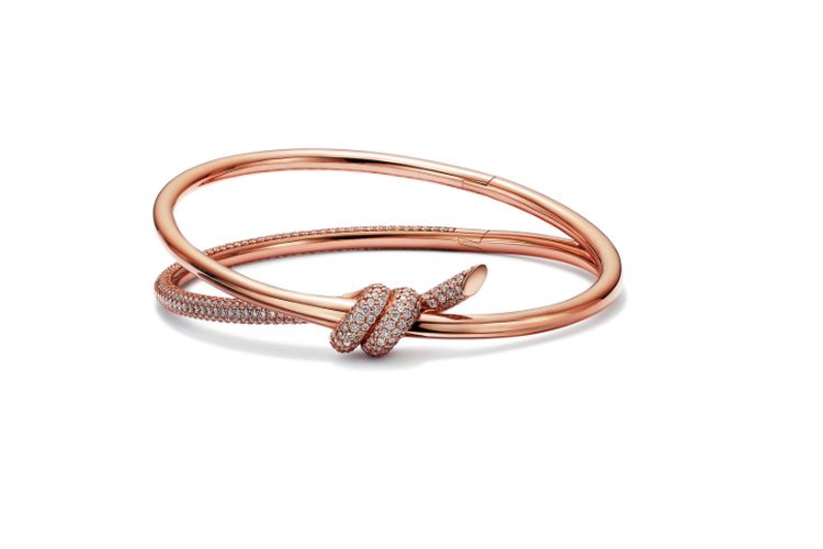 Kilau perhiasan Tiffany & Co melengkapi gaya Alyssa Daguise di pengajian 7 bulanan. Elegan, hangat, dan selaras dengan makna momen kehamilan.