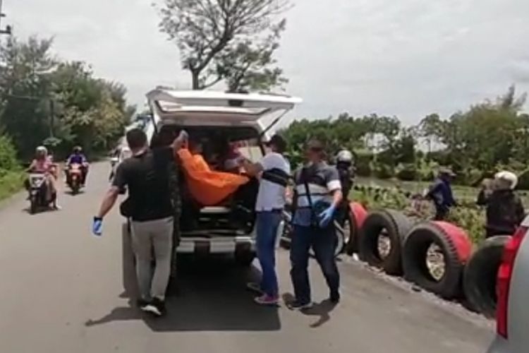 Petugas mengevakuasi jenazah yang ditemukan warga di aliran Sungai Sungai Sigeleng Desa Randusanga Kulon, Kecamatan Brebes, Kabupaten Brebes, Jawa Tengah, Rabu (9/3/2022). 