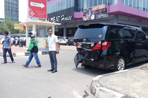 Pengendara Ertiga Kabur Seusai Tabrak Alphard dan Sepeda Motor di Batam