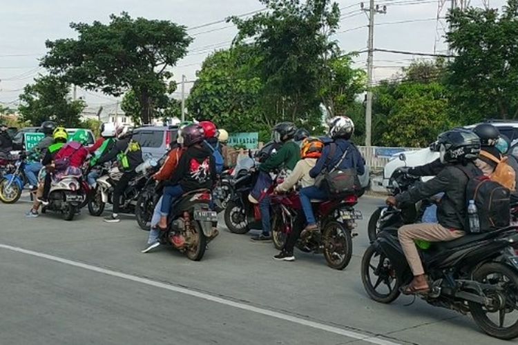Pemudik sepeda motor melintasi pantura Kecamatan Wanasari, Brebes, Jawa Tengah, Jumat (29/4/2022)