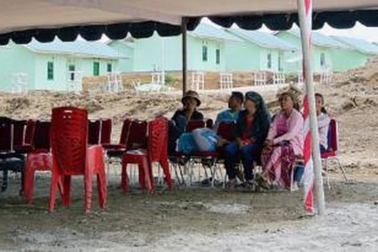 Warga duduk-duduk di tenda yang disiapkan untuk menerima kedatangan Presiden Joko Widodo di kawasan relokasi erupsi Gunung Sinabung, Desa Siosar, Kecamatan Tiga Panah, Kabupaten Karo, Sumatera Utara, Kamis (24/9). Namun, ternyata, Presiden batal hadir di lokasi tersebut. 