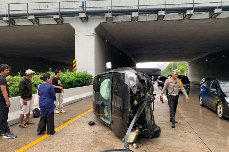 Kondisi minibus bernomor polisi F 1745 UT usai menabrak pembatas jalan sebelum akhirnya terguling di Tol Cijago KM 42.600, Beji, Depok, Sabtu (25/11/2023).