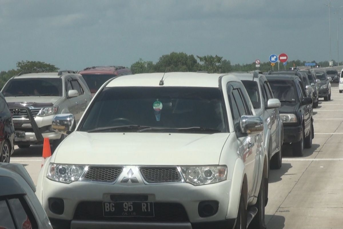 Penumpukan kendaraan terjadi di Jalan Tol Palindra saat arus balik akibat pengendara tidak membawa kartu tol atau saldonya tidak mencukupi sehingga harus membeli atau mengisi di pintu tol yang memakan waktu sehingga terjadi penumpukan kendaraan