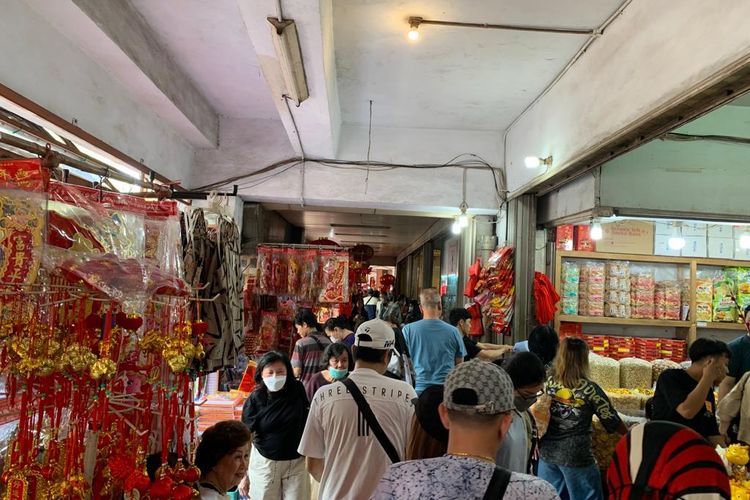 Kawasan pasar Pecinan Glodok, Pancoran, Jakarta Barat, mulai dipadati pedagang dan pengunjung yang mengincar pernak pernik Hari Raya Imlek, Minggu (21/1/2024). 