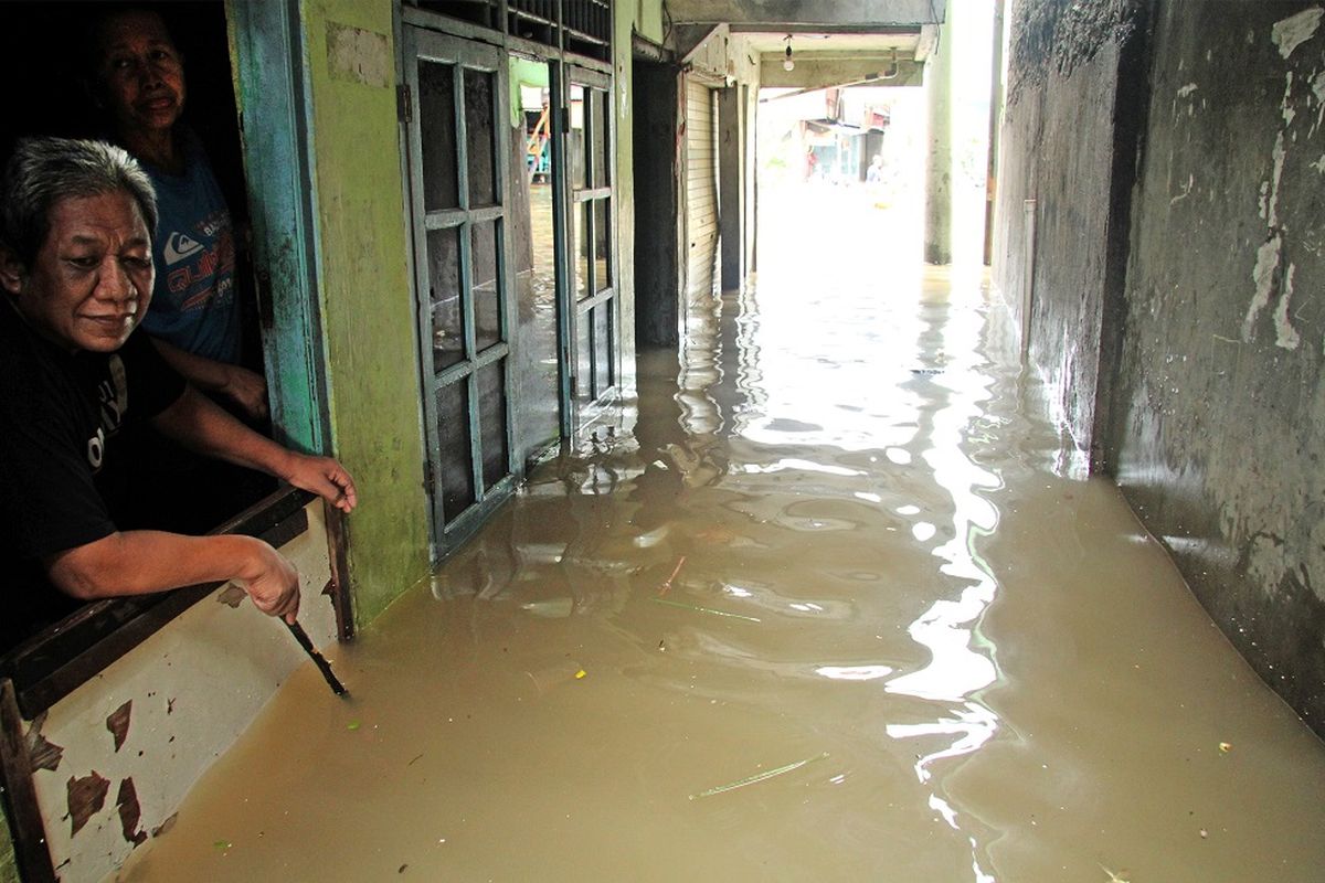 Warga beraktivitas di kawasan permukiman penduduk yang tergenang banjir, di Kampung Petukangan, Cakung, Jakarta, Sabtu (8/2/2020). Banjir akibat luapan Kali Cakung serta diperparah tingginya intensitas curah hujan itu sedikitnya merendam puluhan tempat tinggal. ANTARA FOTO/Risky Andrianto/ama.