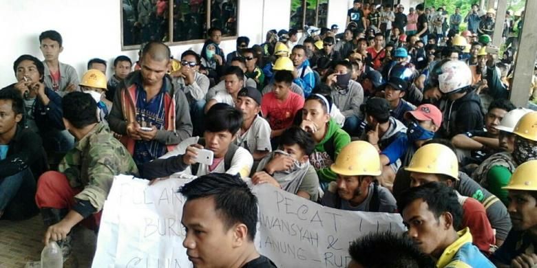Ratusan buruh PT Virtue Dragon Nikel Industri demonstrasi mendesak pembayaran pesangon dan menolak tenaga kerja asing di depan kantor perusahan itu