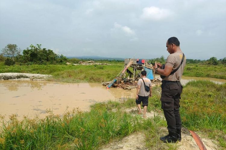 Petugas kepolisian saat menggerebek lokasi tambang emas ilegal di Desa Kebun Lado, Kecamatan Singingi, Kabupaten Kuansing, Riau, Kamis (4/5/2023).