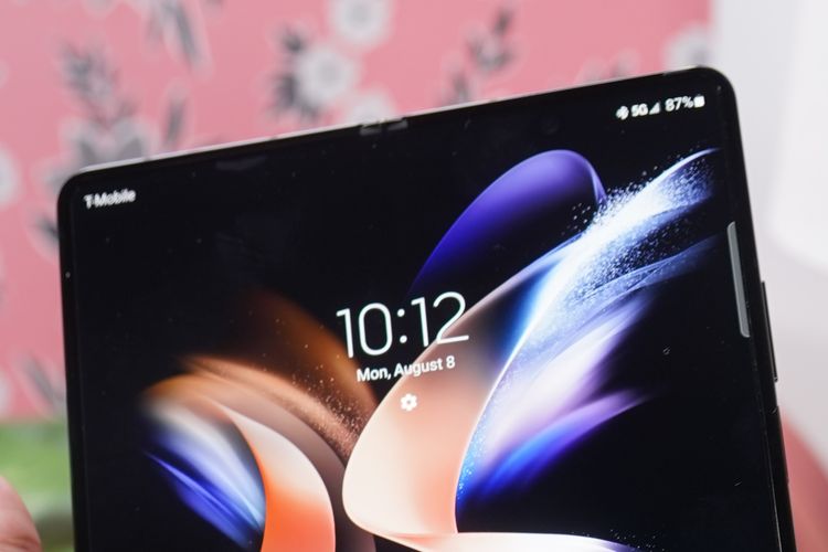 Bagian depan Galaxy Z Fold 4 ketika layar dibentangkan. Layar ponsel ini mengusung panel Dynamic AMOLED 2X dengan ukuran 7,6 inci.