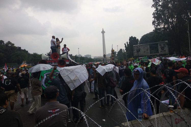 Demo pengemudi taksi online di Taman Pandang, Jakarta Pusat, Rabu (14/2/2018).