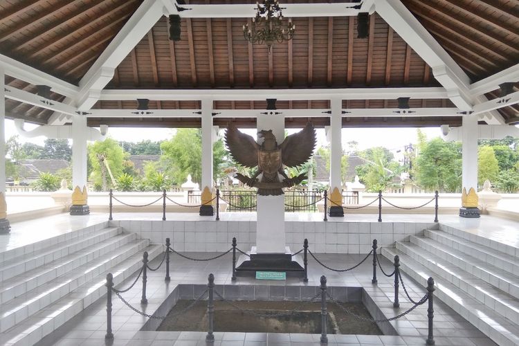 Lubang tempat menguburkan Brigjen Katamso dan Letkol Sugiyono pada saat peristiwa G30S di Yogyakarta yang kini berada di Museum Monumen Pahlawan Pancasila di Kentungan.
