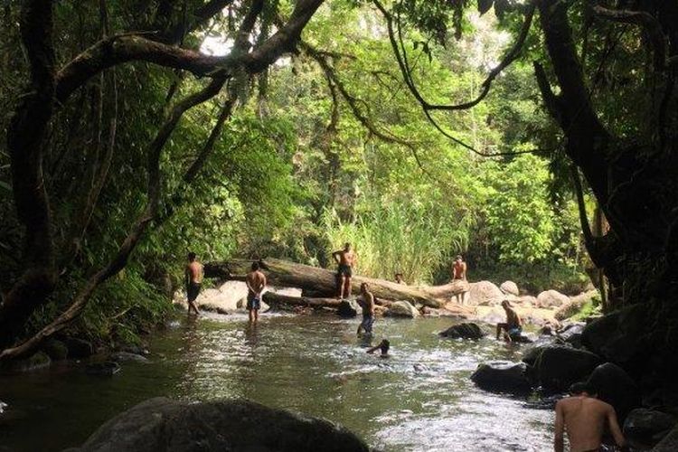 Ilustrasi suasana di Air Terjun Kubu Perahu di Kabupaten Lampung Barat, Lampung.