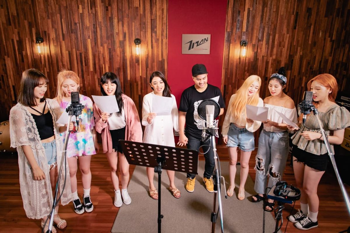 Glenn Alinskie dan Chelsea Olivia berkolaborasi bersama girlband WishGirls lewat lagu Your Is Mine.